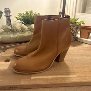 Super soft Serra brand tan leather ankle boots size US 8 never worn